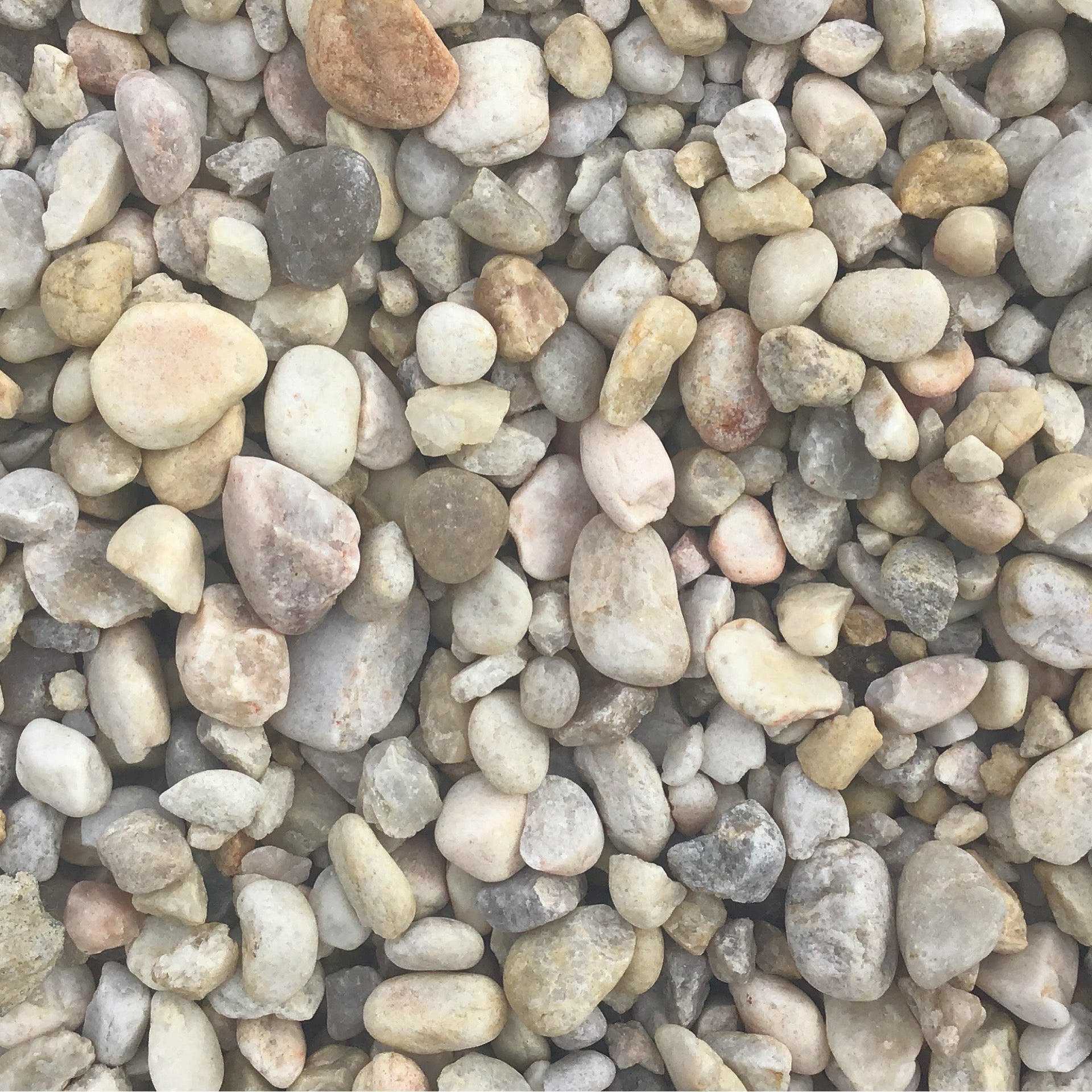 Tennessee White 7/8” River Rock Mix | Alex Pinestraw & Mulch, LLC