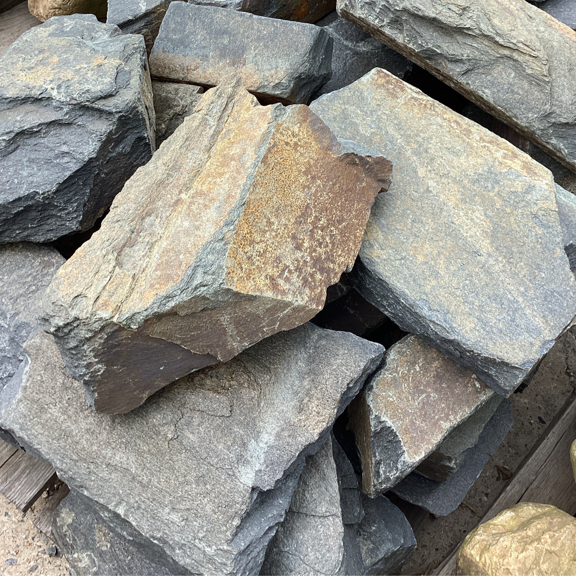 Midnight Blue Flagstone Square Flagstone Pallet | Alex Pinestraw ...