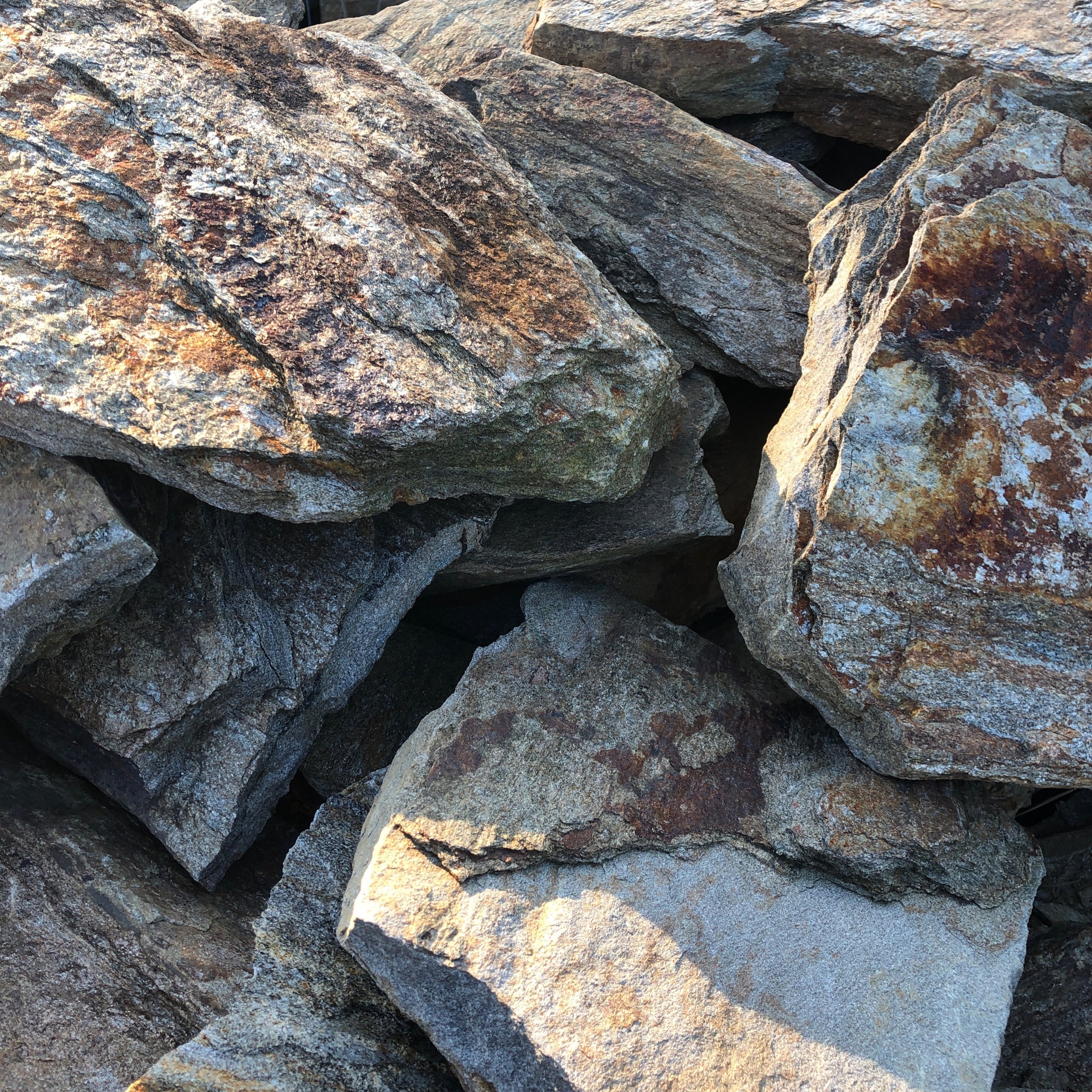 Carolina Rose Thin Flagstone Pallet | Alex Pinestraw & Mulch, LLC