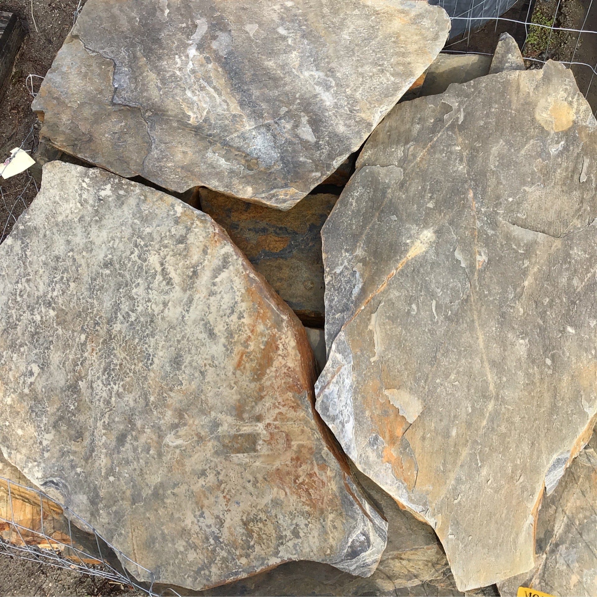 Mojave Flagstone Pallet | Alex Pinestraw & Mulch, LLC